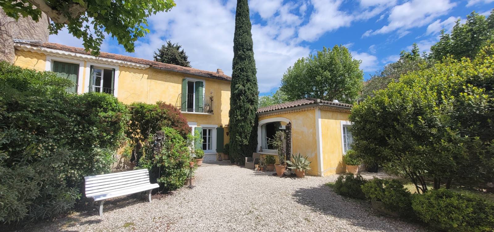 A vendre charmante maison de ville centre Pierrelatte  joli jardin et piscine, emplacement idéal.....