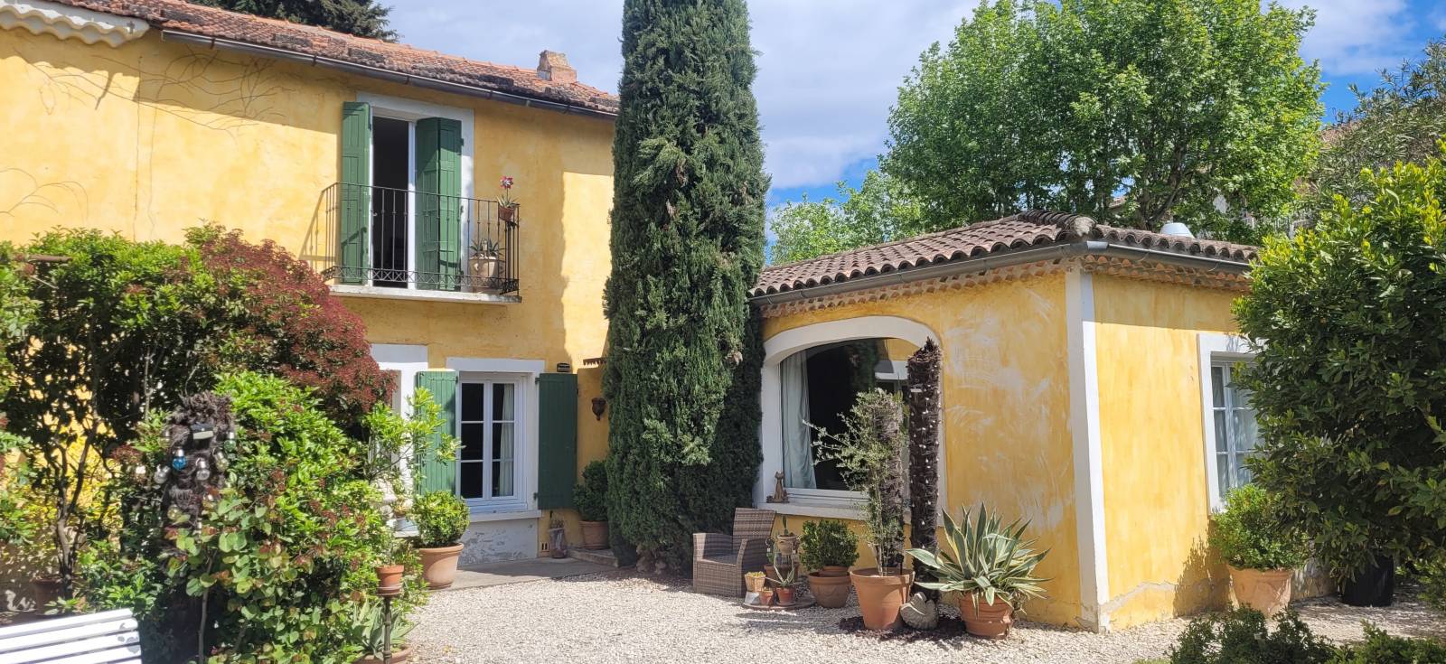 A vendre charmante maison de ville centre Pierrelatte  joli jardin et piscine, emplacement idéal.....