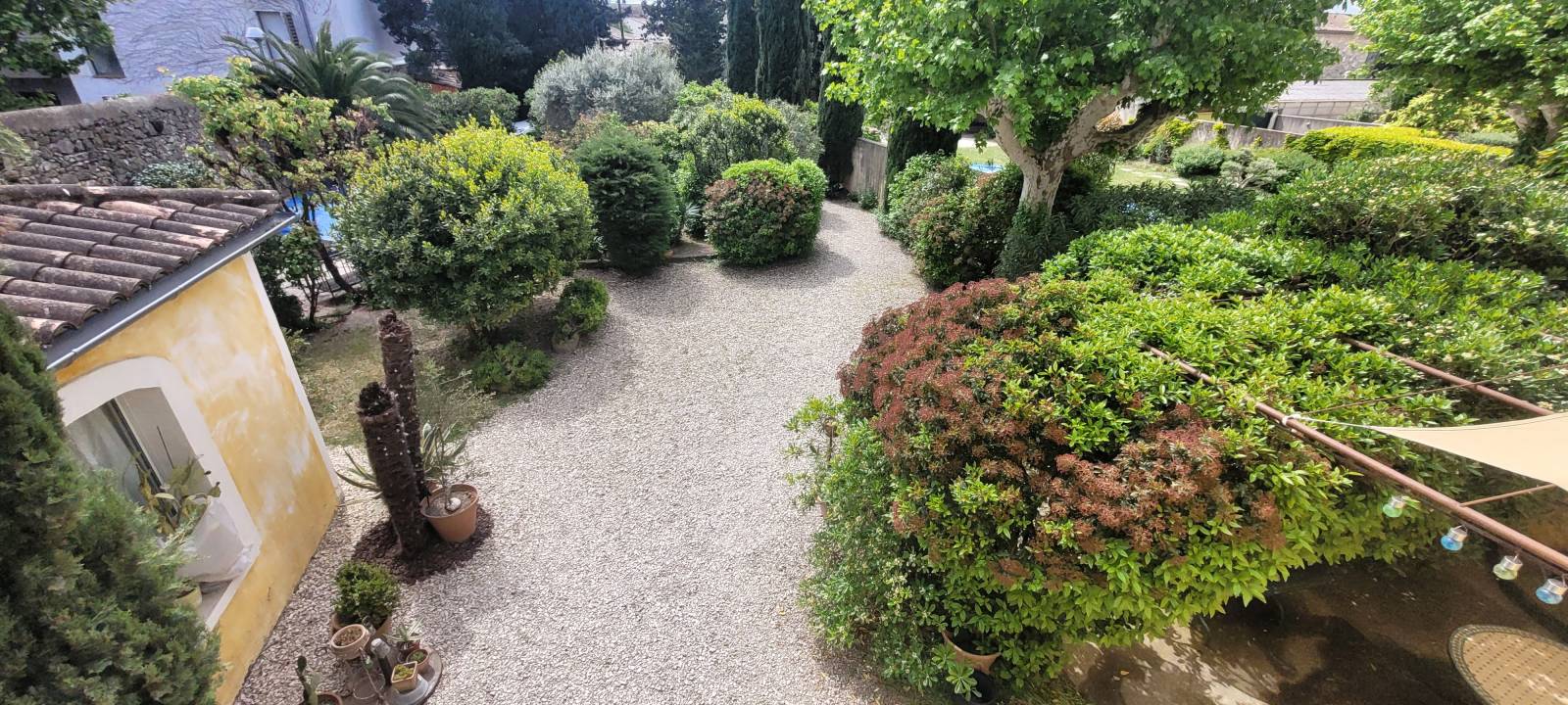 A vendre charmante maison de ville centre Pierrelatte  joli jardin et piscine, emplacement idéal.....