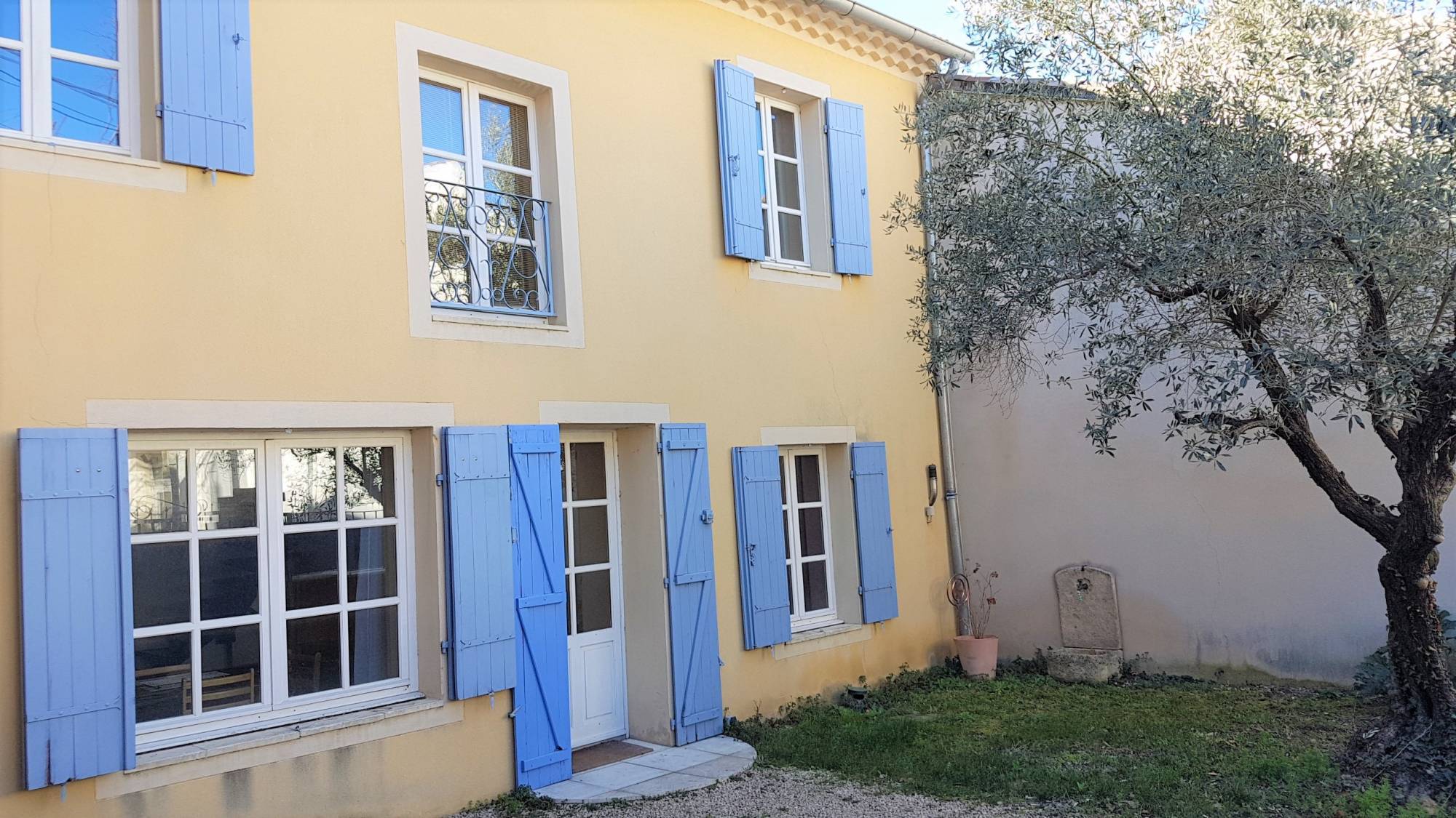 A vendre, dans village de la Drome Provencale, vivant toute l'année, maison de 100m² avec cour.