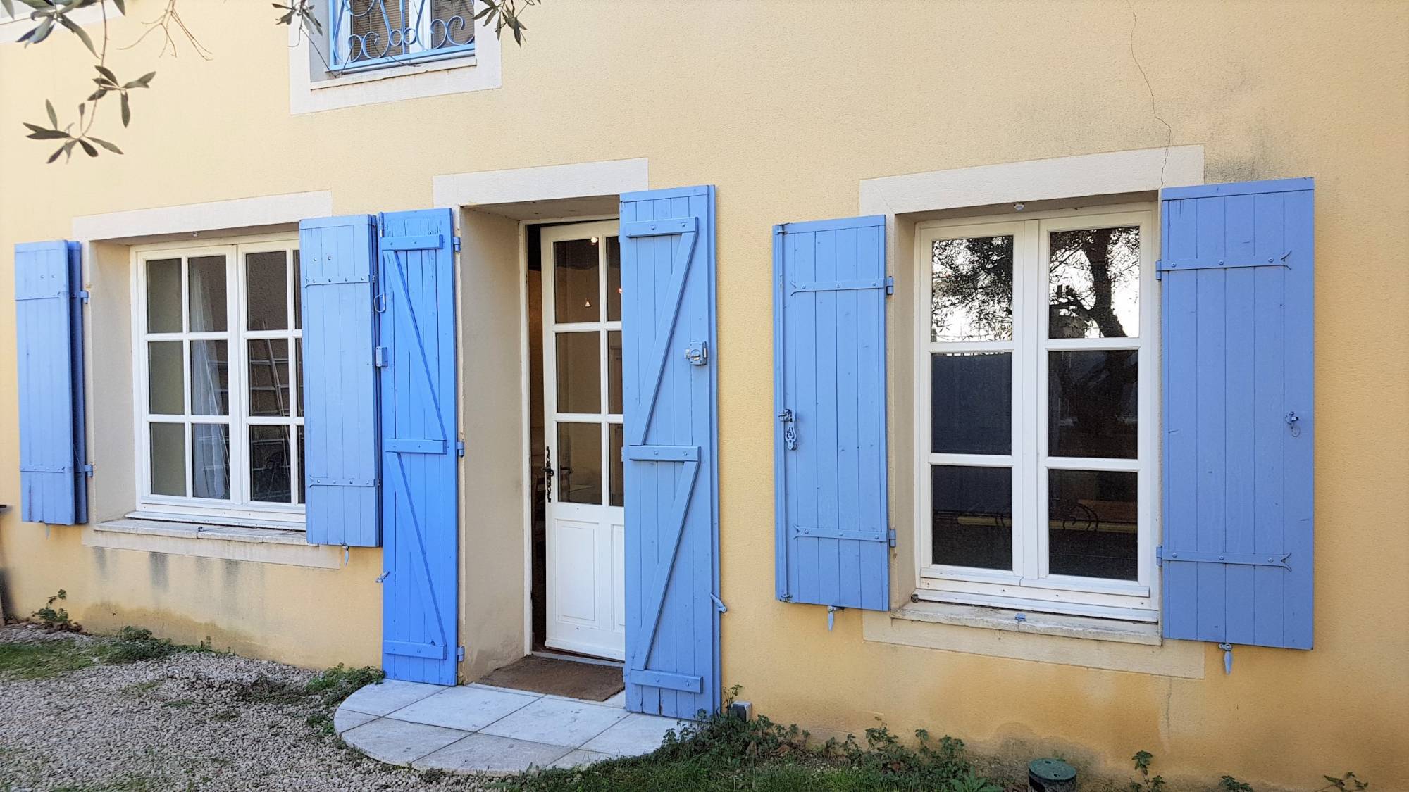 A vendre, dans village de la Drome Provencale, vivant toute l'année, maison de 100m² avec cour.