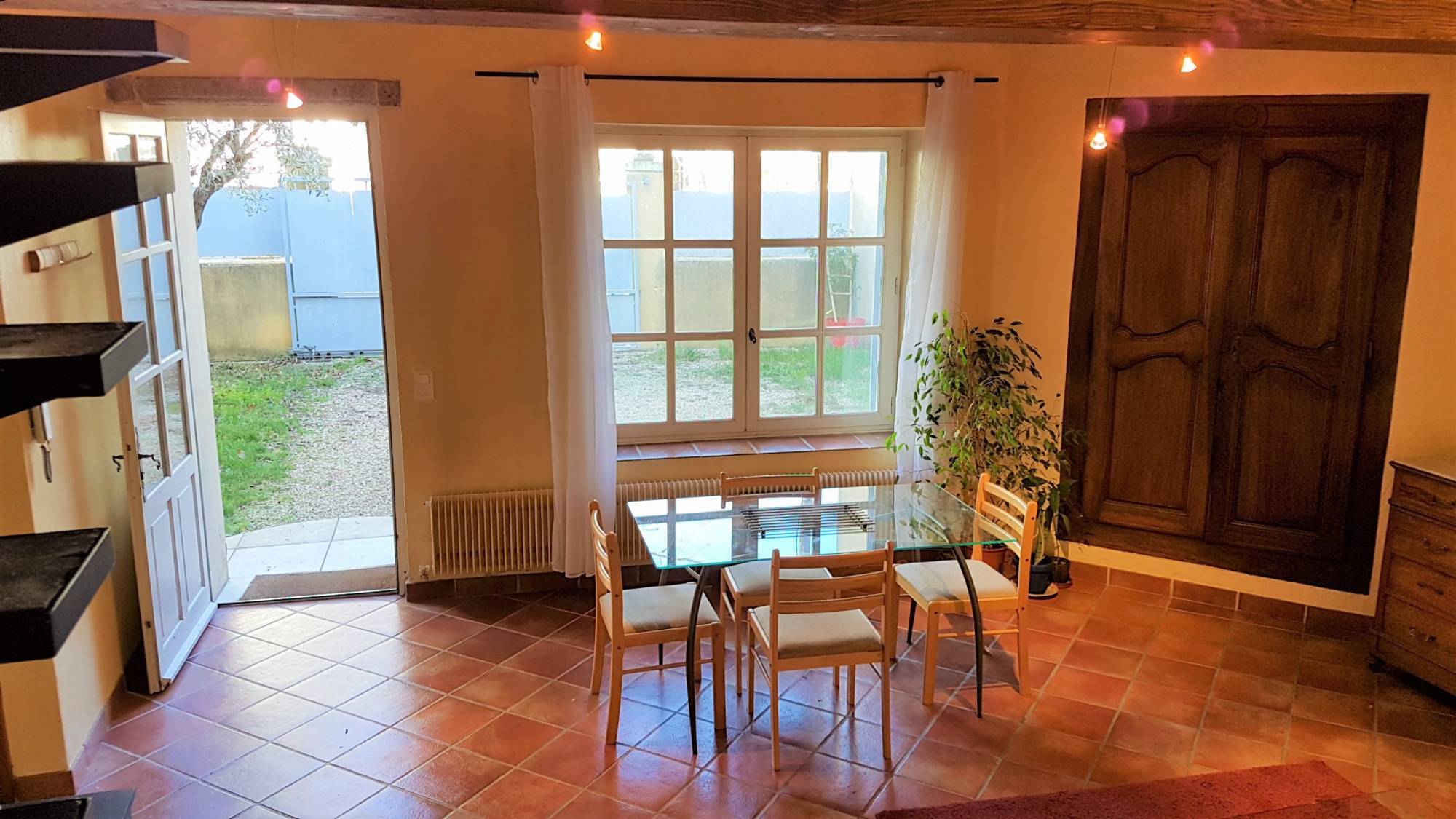 A vendre, dans village de la Drome Provencale, vivant toute l'année, maison de 100m² avec cour.