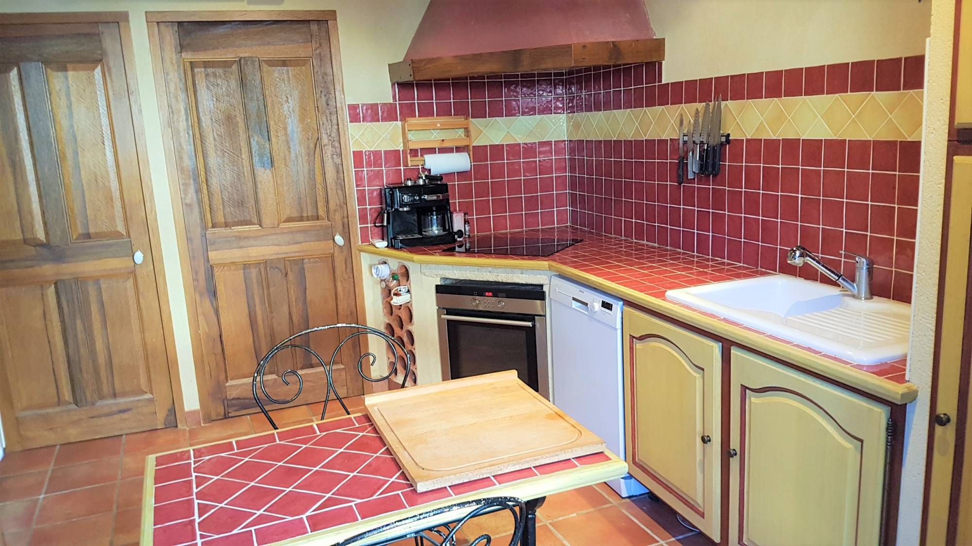 A vendre, dans village de la Drome Provencale, vivant toute l'année, maison de 100m² avec cour.